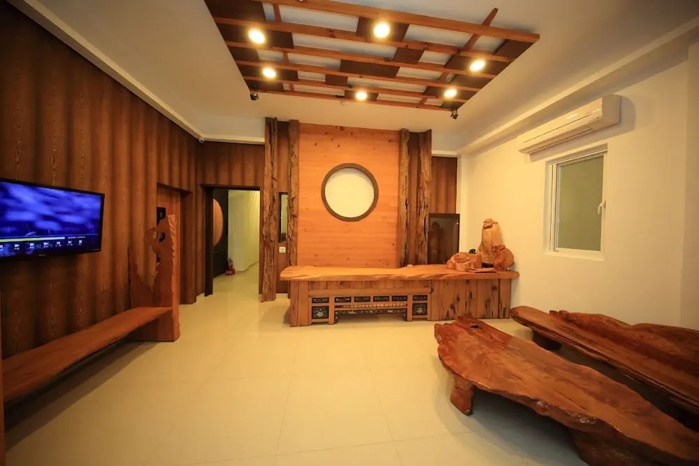 Liuqiu Wood