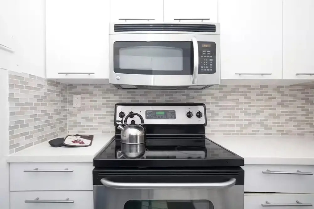 Collins 2 Bedroom with Free Parking by Deco 305