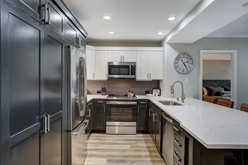 Modern 2br + Den At St James- Sleeps 10! 2 Bedroom Condo