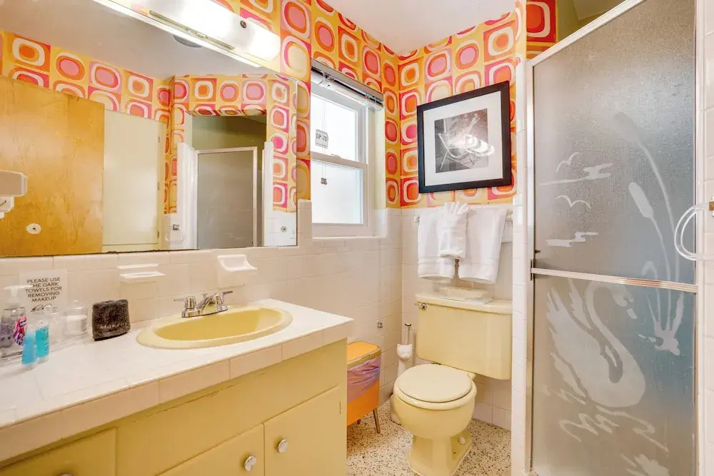 Lanai & Pet Friendly! Retro-chic Sarasota Home!