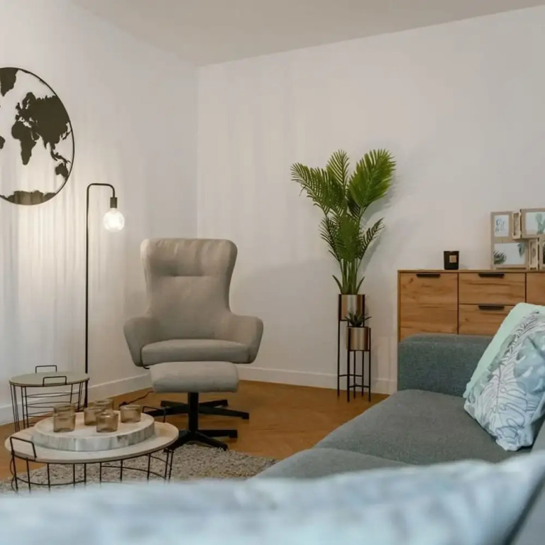 Centrally Located Modern Apartment With Parking