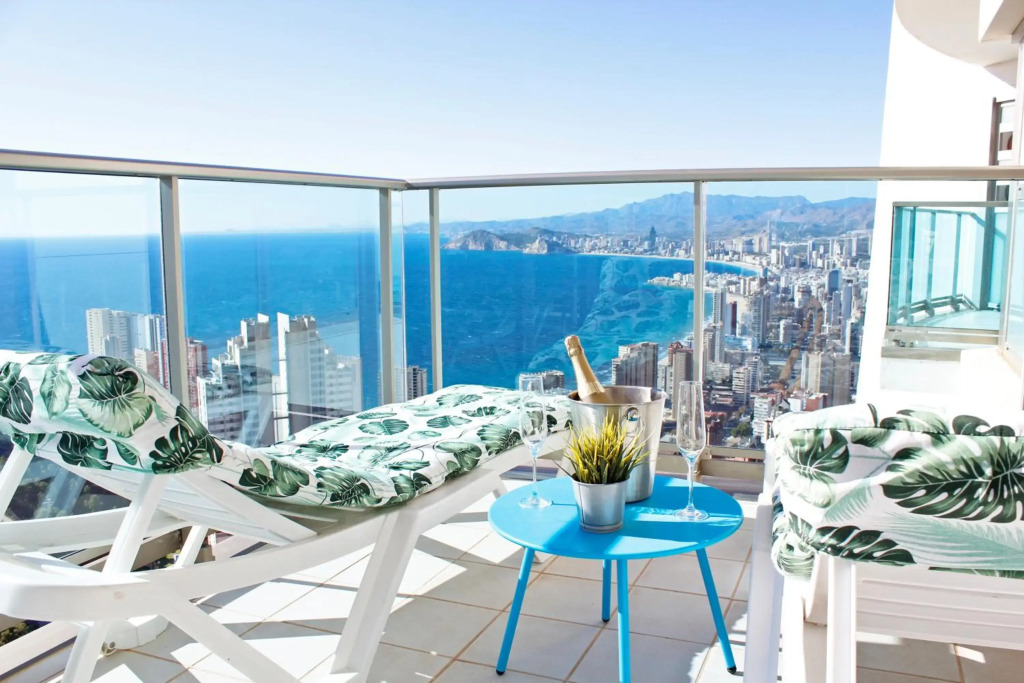 Sky High apartment on the 38th floor - Sea views