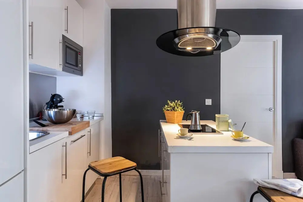 Cozy 1 BD Apartment in Perfect Location Albareda II