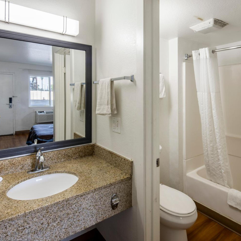 Super 8 by Wyndham Phoenix West