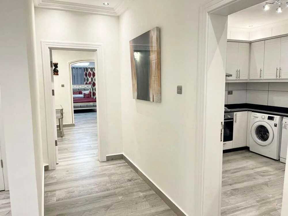 2 Bed Apartment Sleeps 4 - Jacuzzi, Parking, Wifi