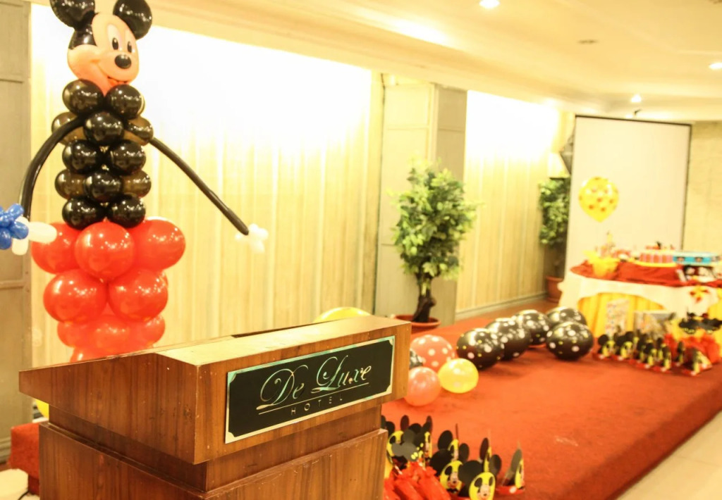 De Luxe Hotel