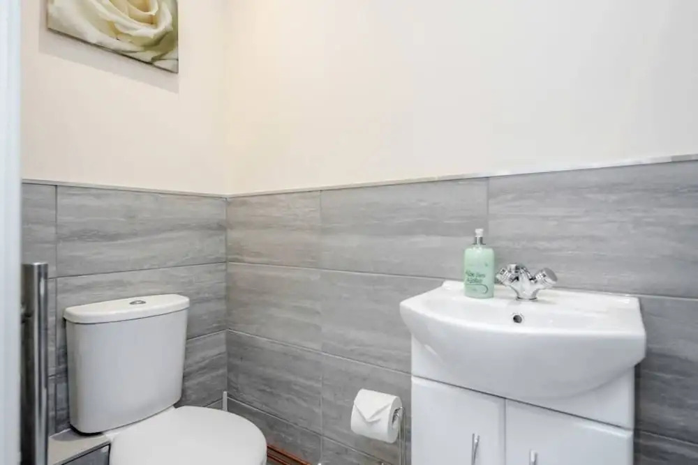 Homely Spaces Apt A, Large Studio W/king, 2guests