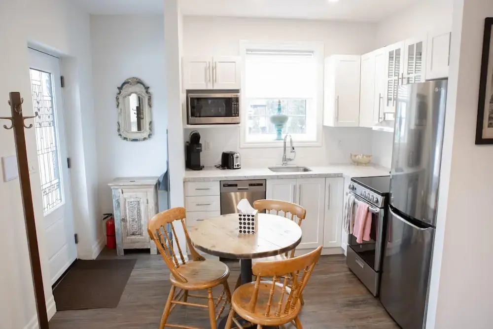 Detached Victorian Style Tiny Home - Long Stays U7