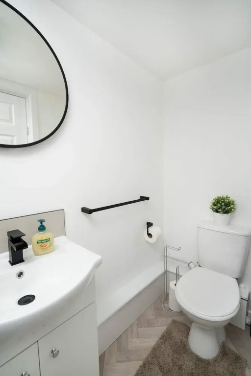 Modern 4 Bed House-free Parking