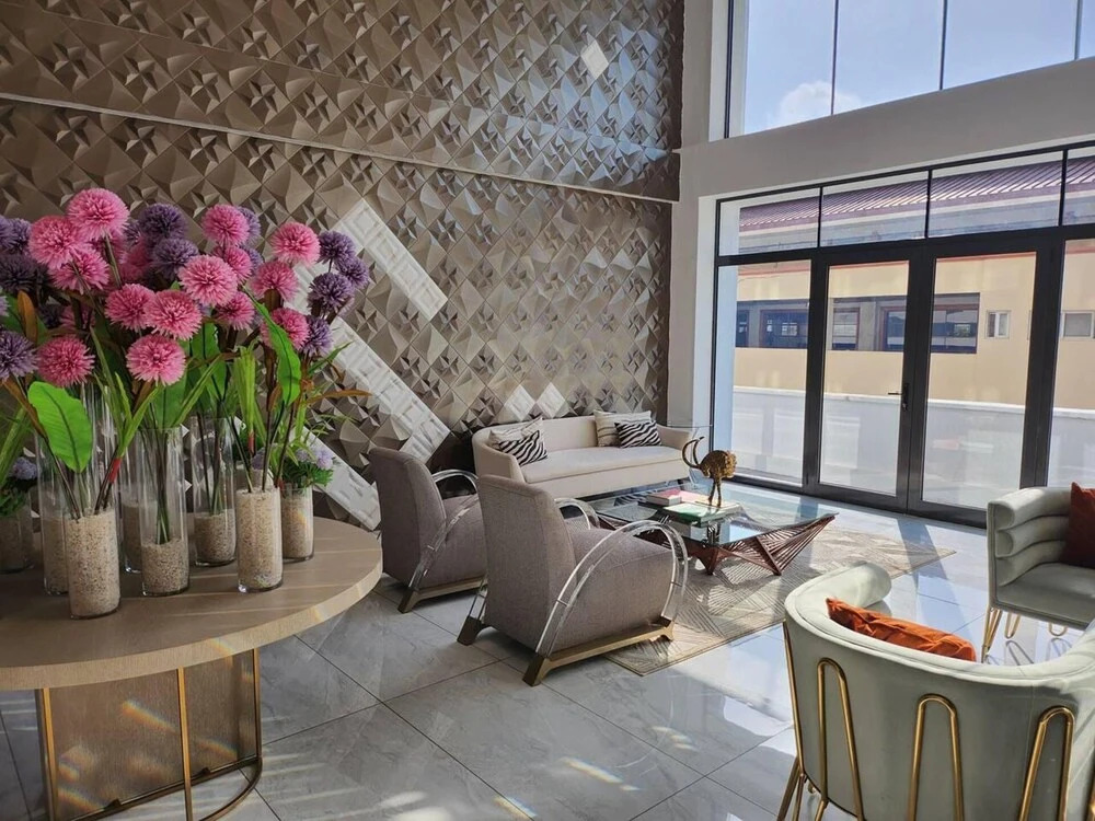 Luxurious & Comfy Gem-5 Star Location-pools, Gym!