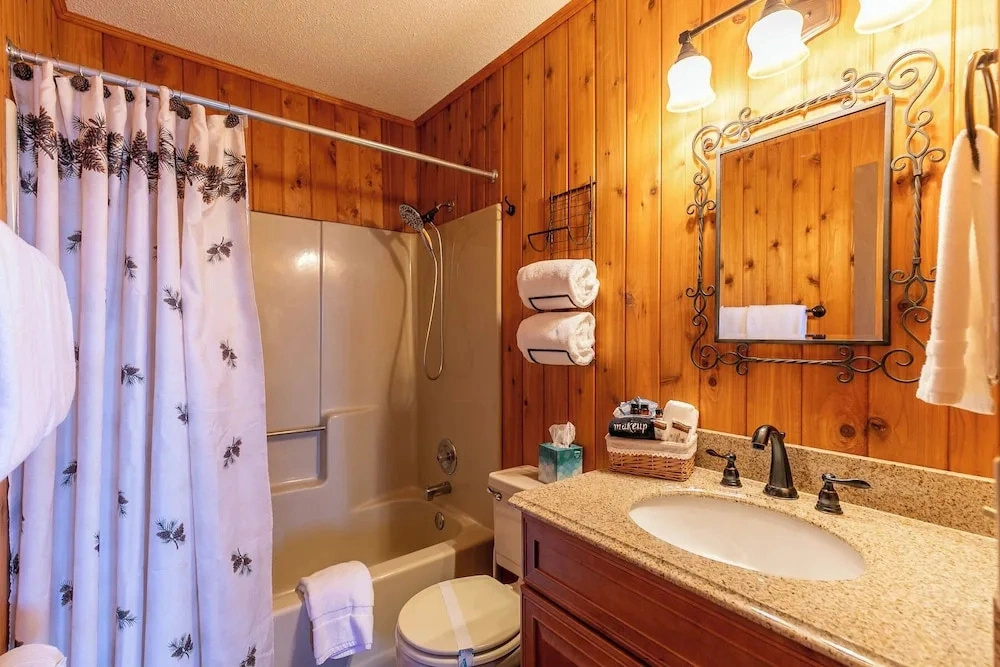 Vista 360 - Roundhouse With Views, AC, 1mi From Beech Ski