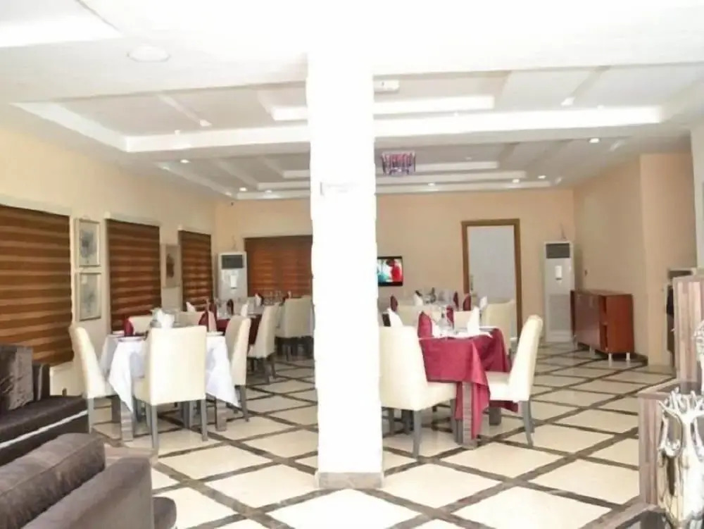 Ellyxville Hotel