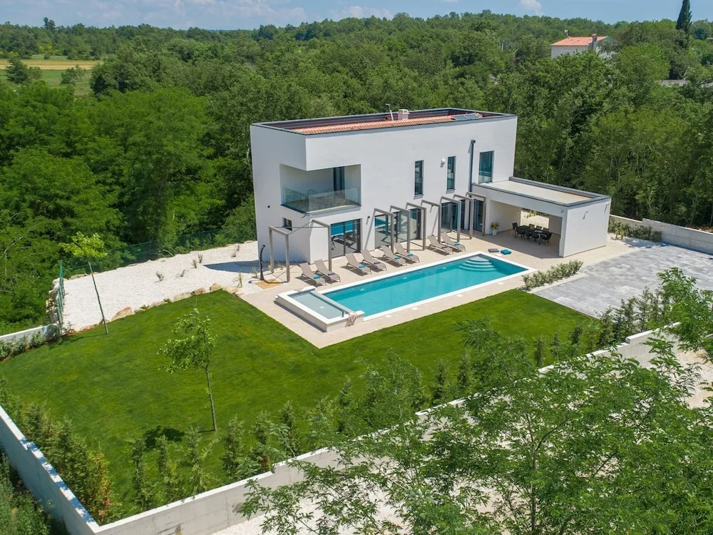 Deluxe Villa in Porec With Wellness Centre & Pool