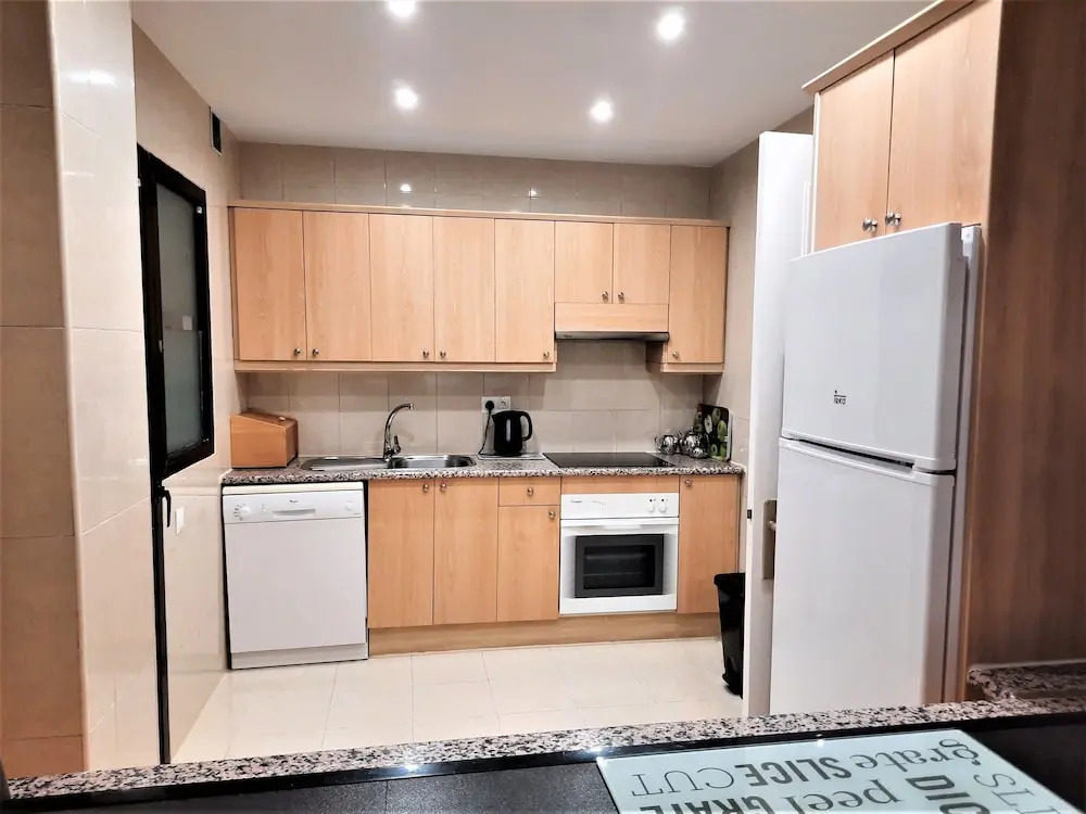 Beachfron Puerto Banus, 2 bed apt Playas Del Duque, Free Wifiparking 3 Pools