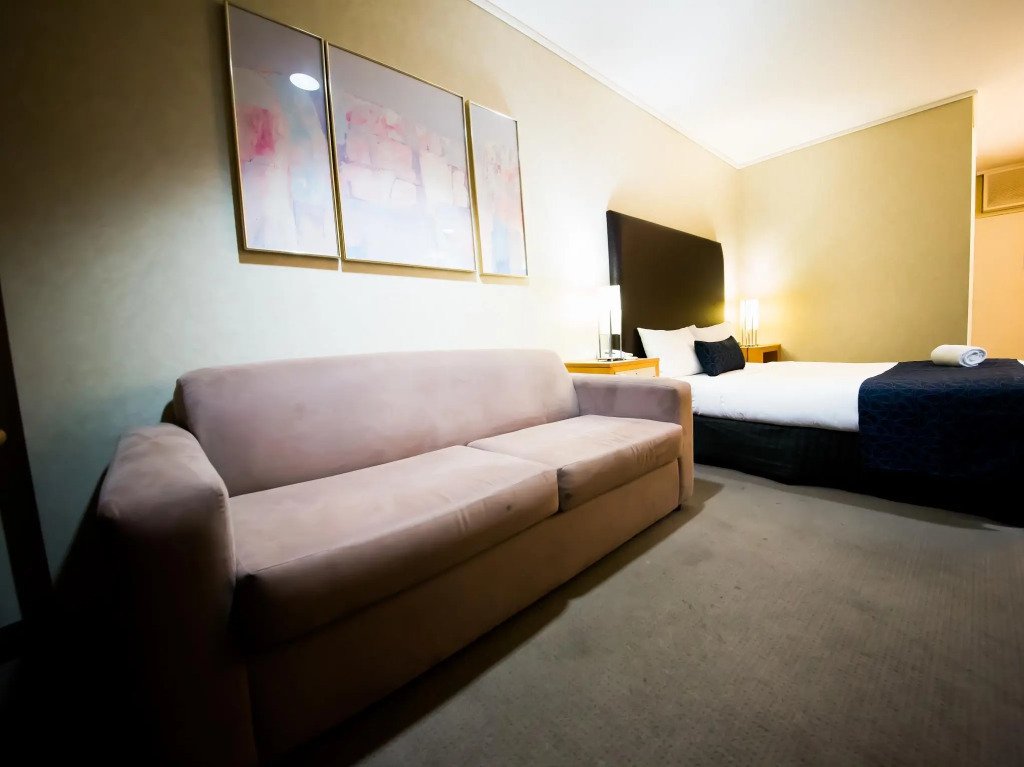 Sandown Regency Hotel & Apartments