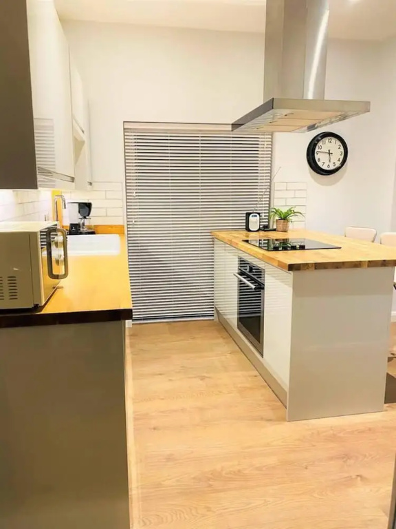 Luxury 2 bed Apartment Golden Triangle w Parking
