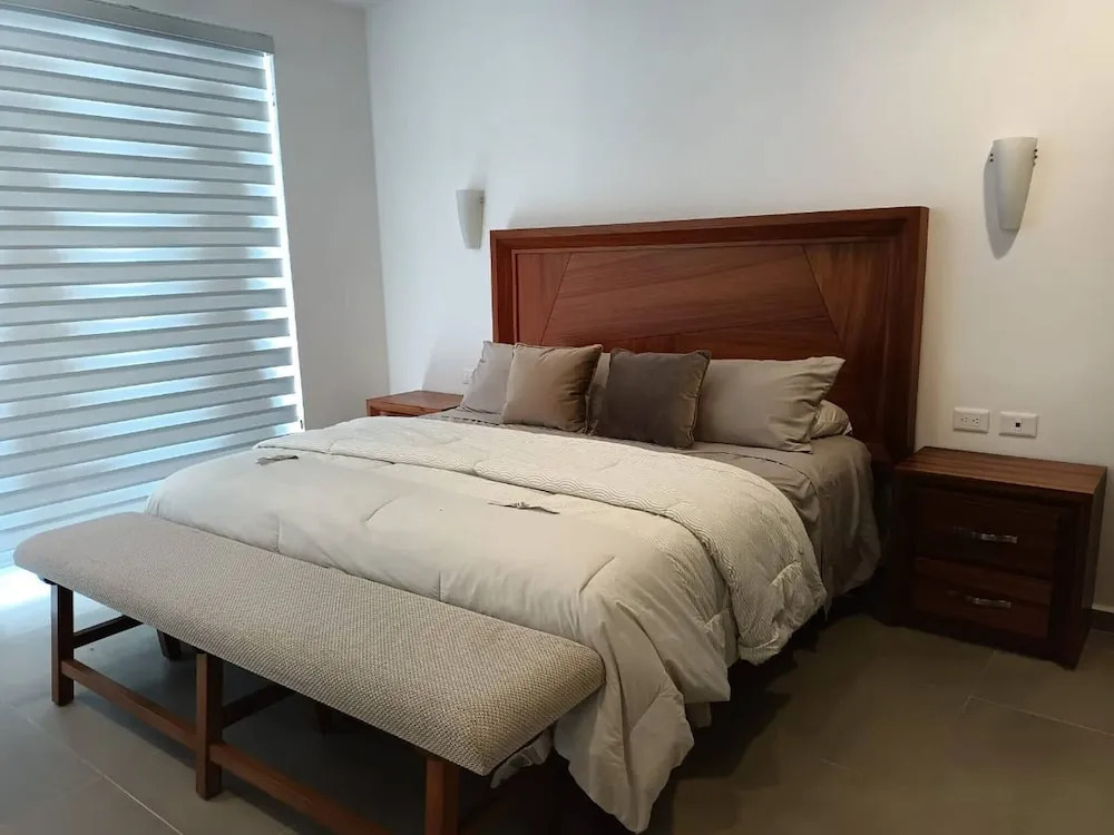 One Bedroom, Great Location Steps From the Beachh, Beautiful Roof Top View!
