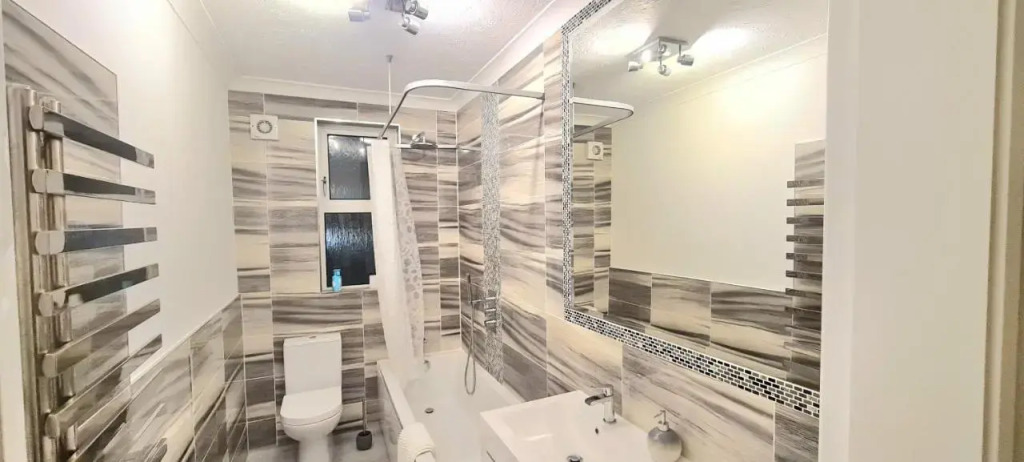 Spacious 3 bedroom flat near the sea