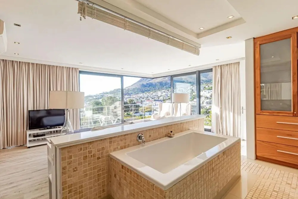 Lovely Six Bedroom Villa With Uninterrupted Sea Views 17 Geneva