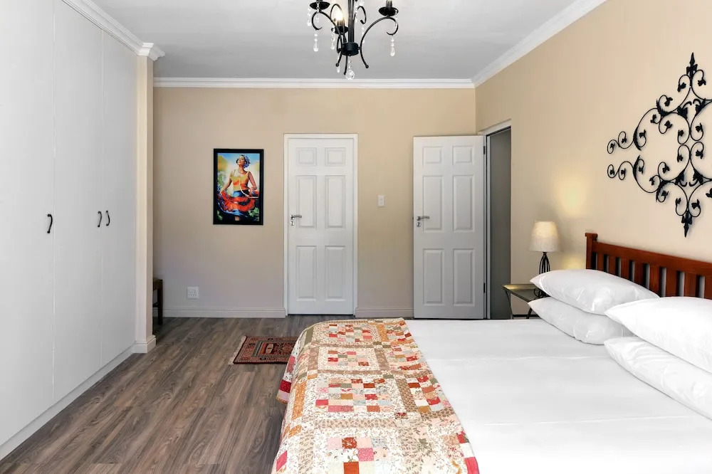 Lovely Self-catering Home, in Quiet Area, 10 Minutes Walk to Restaurants No01