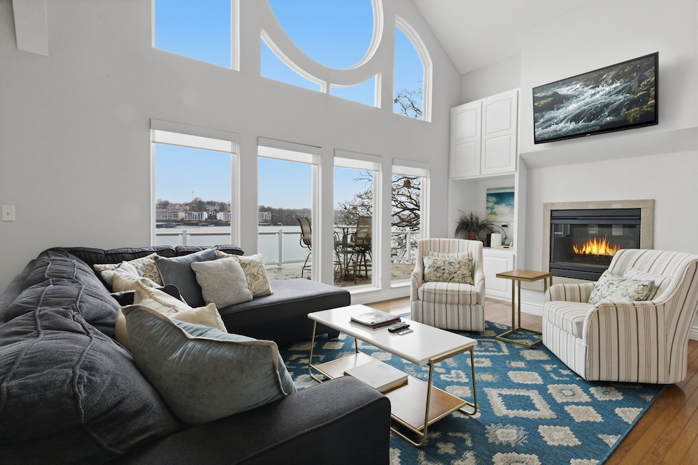 Lakefront House w/ Boat Slip, 2 Levels & Pool Table by Dog Days at the 19mm