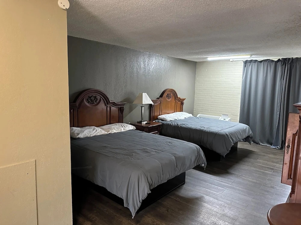 Amerihill Inn & Suites Greensboro