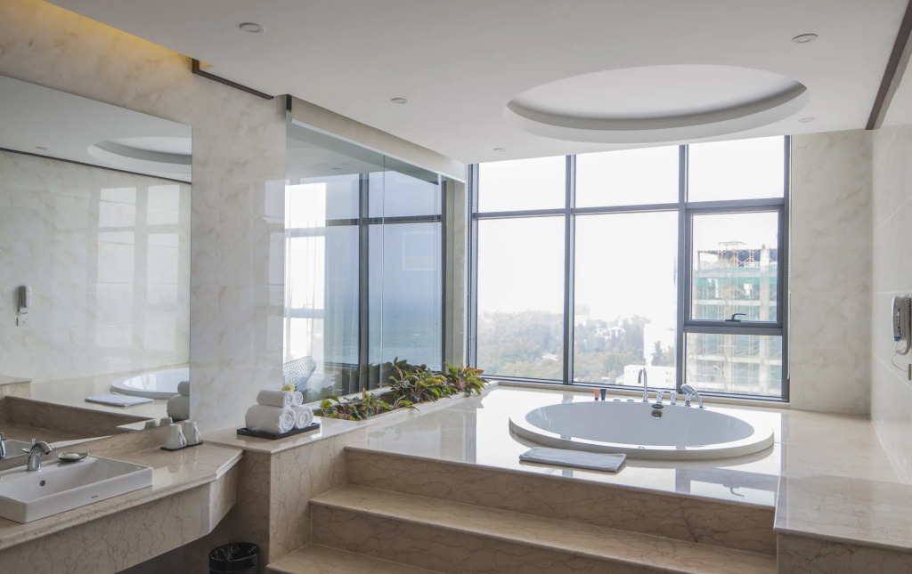 Muong Thanh Luxury Nhat Le Hotel