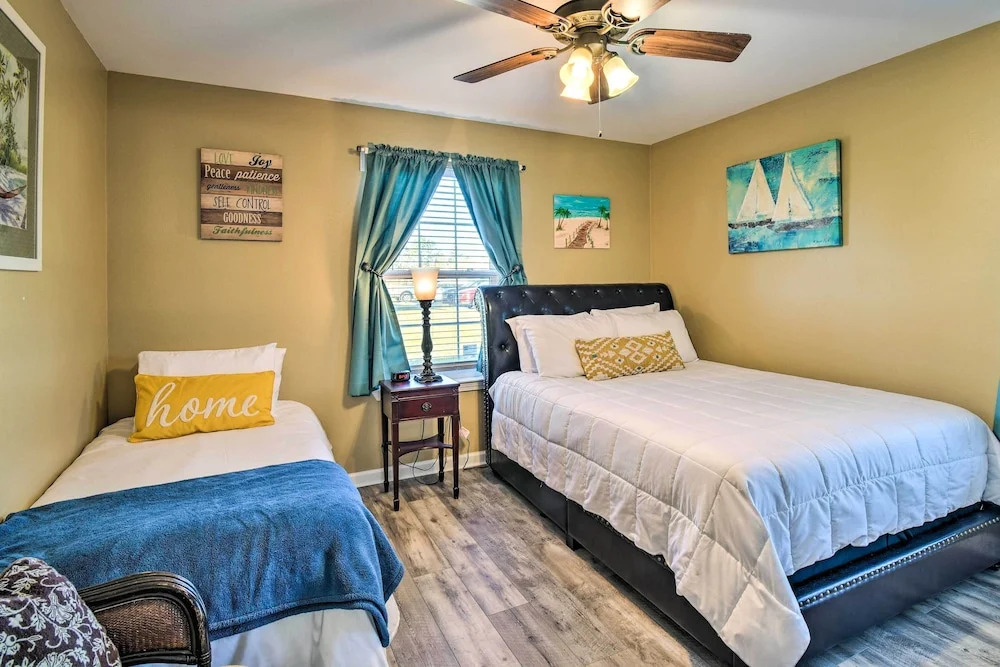 5 Mi to Beach: Gulf Shores Condo w/ Perks!