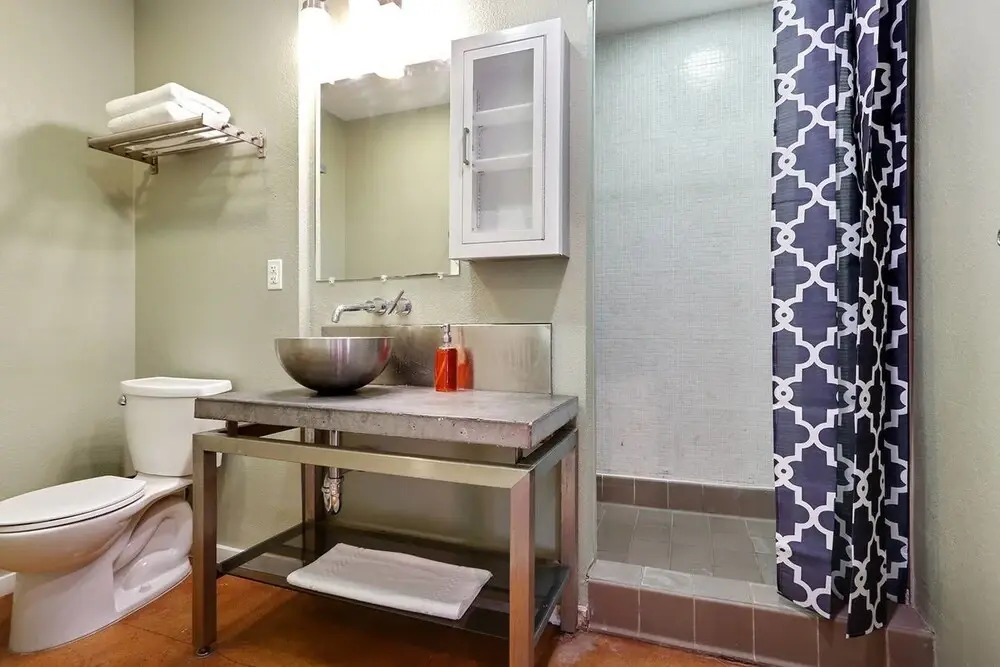 Stylish 3br/3ba Industrial Apt in Nola by Domio