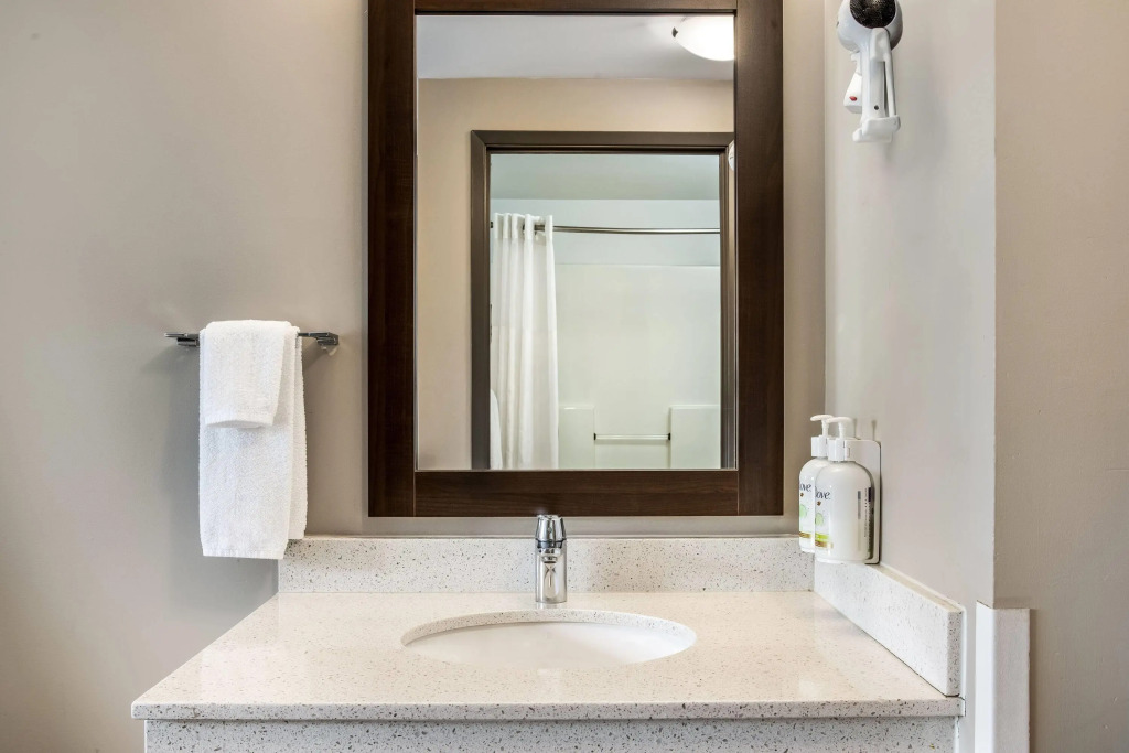 Super 8 by Wyndham Winnipeg West