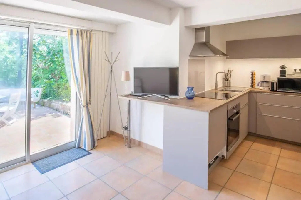 Forest flat / Terrasse-spa-bbq-10min à pieds de la plage