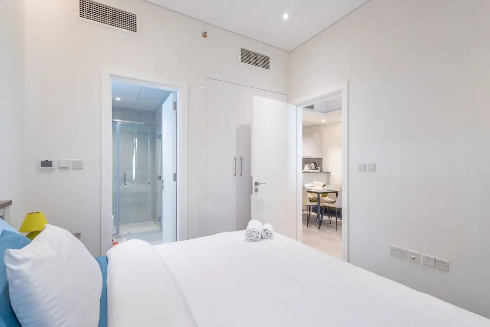 SuperHost - Comfort 1BR Centurion Onyx Retreat with Balcony