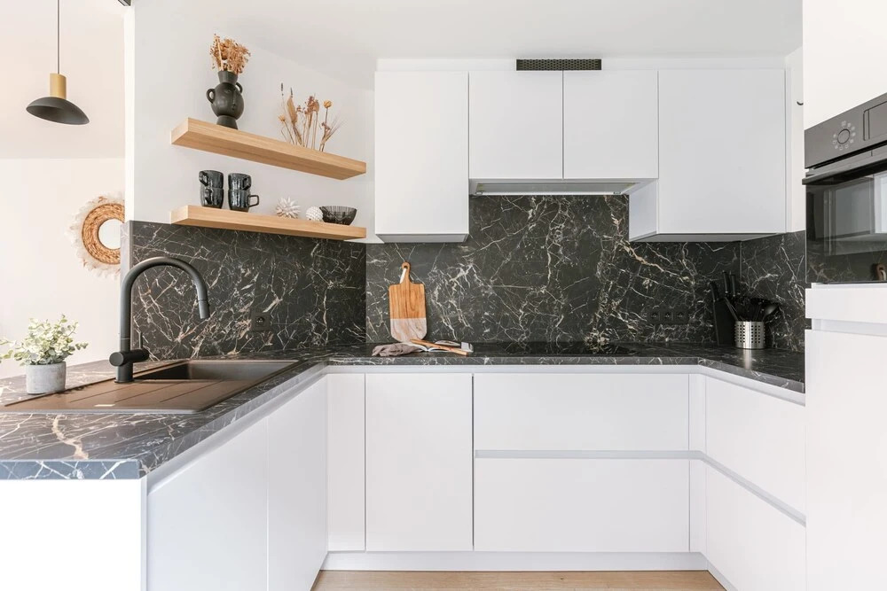 Pleasant 2 Bedroom Apartment With Private Parking