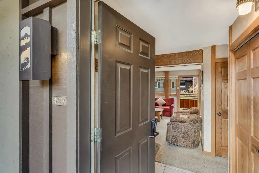 Laurelwood Condominiums Studio Premier Unit 407