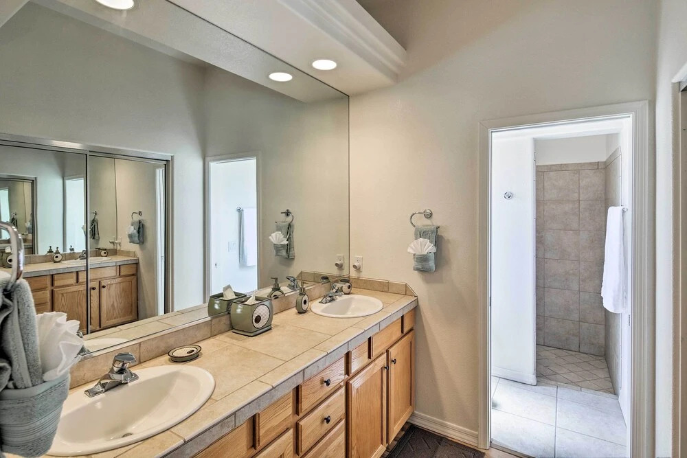 Elegant Lake Havasu Getaway w/ Pool - 3 Mi to Lake