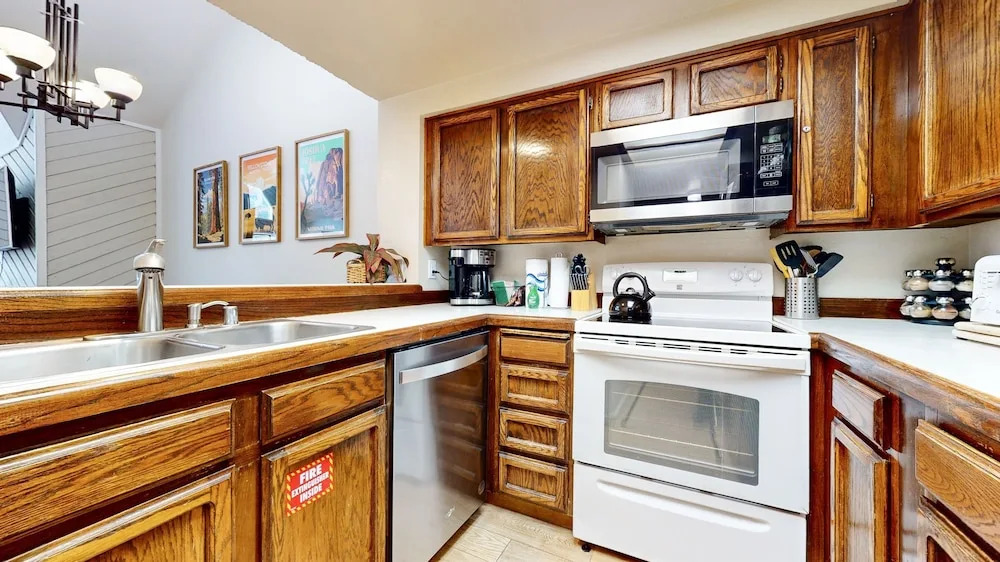 Aspen Creek 311 Walk to Eagle Lodge, Log Burning Fireplace, Great Complex Amenities by RedAwning