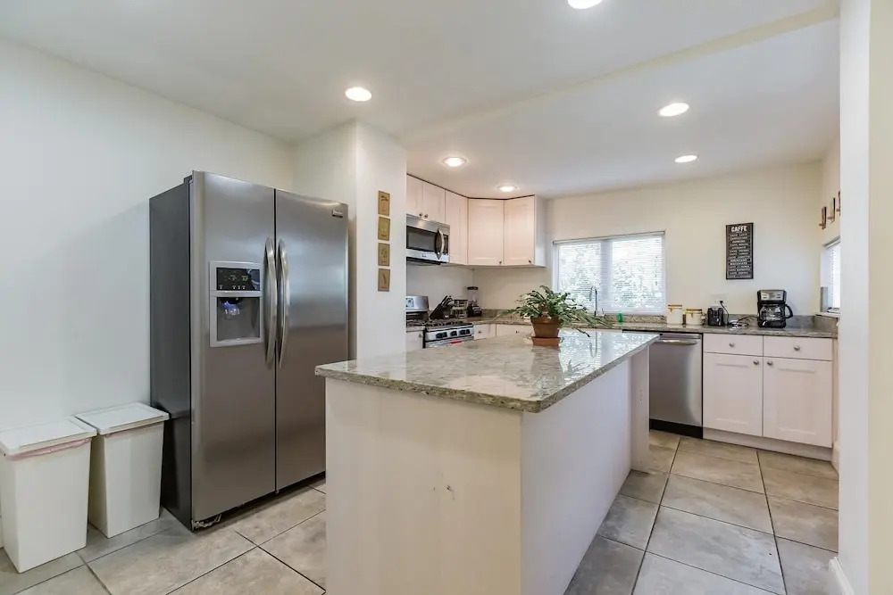 1215 E Columbia