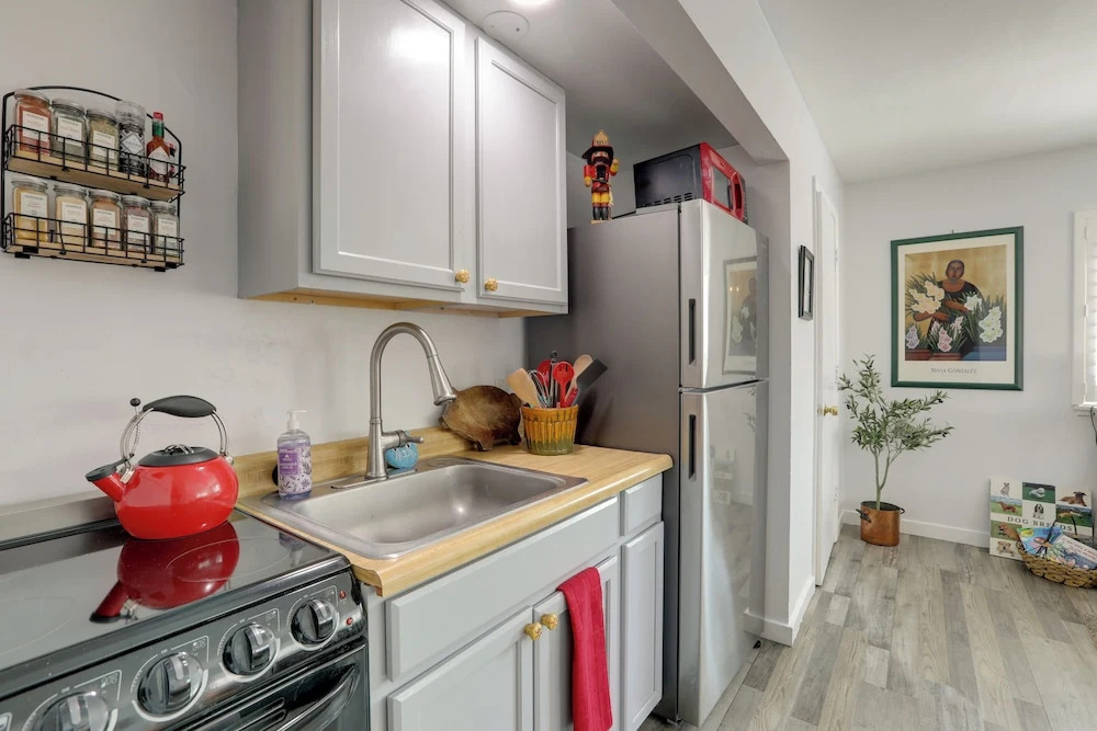 Hot Tub & Grill: Pet-friendly Apt, Walk to Midtown