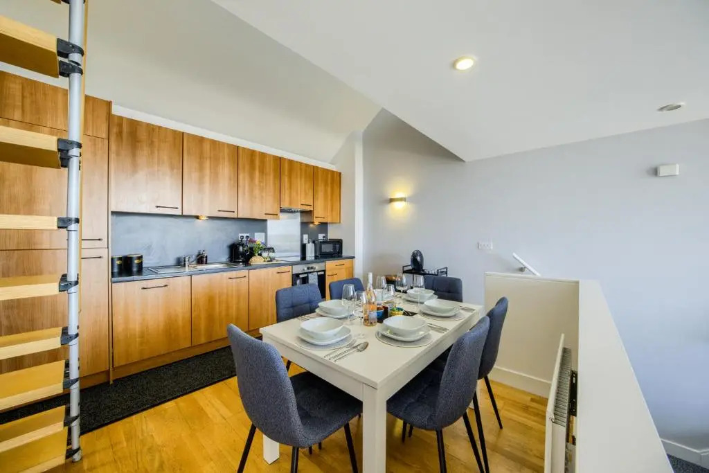Coventry Luxury Townhouse City Centre Private Parking Sleeps 9 by EMPOWER HOMES rates incl VAT