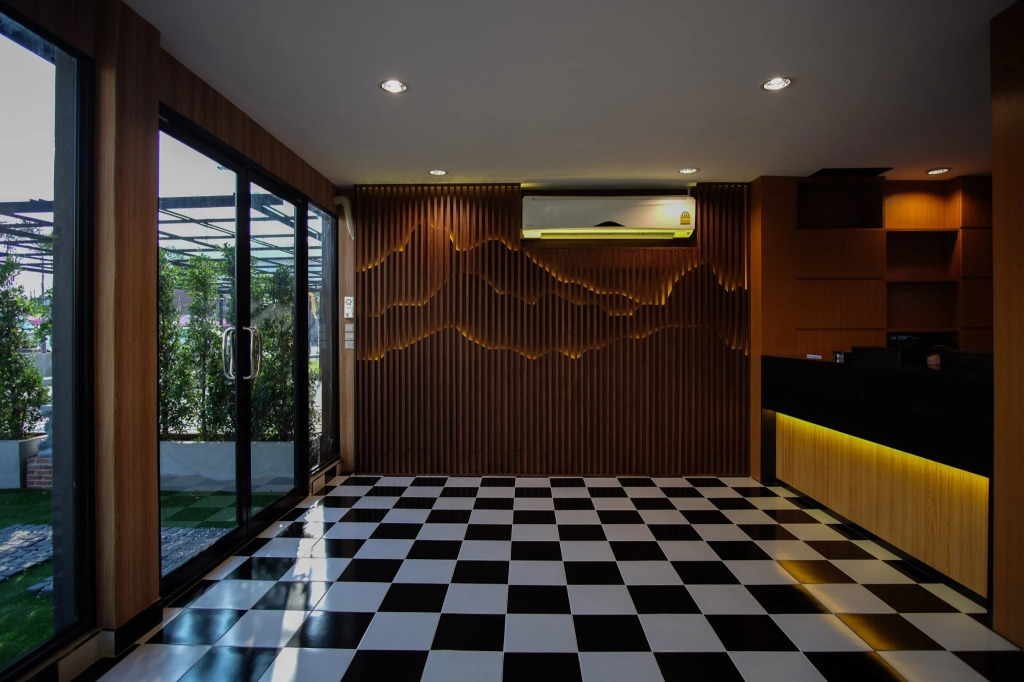 The O-Zone Airport Inn