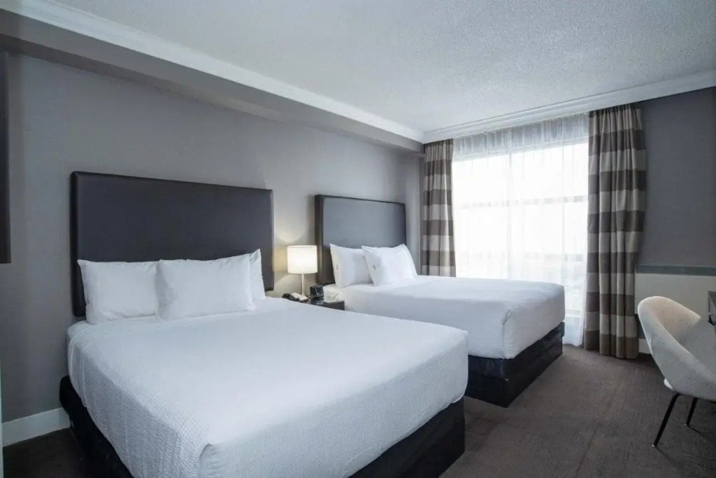 Stage West All-Suite Hotel & Theatre Restaurant