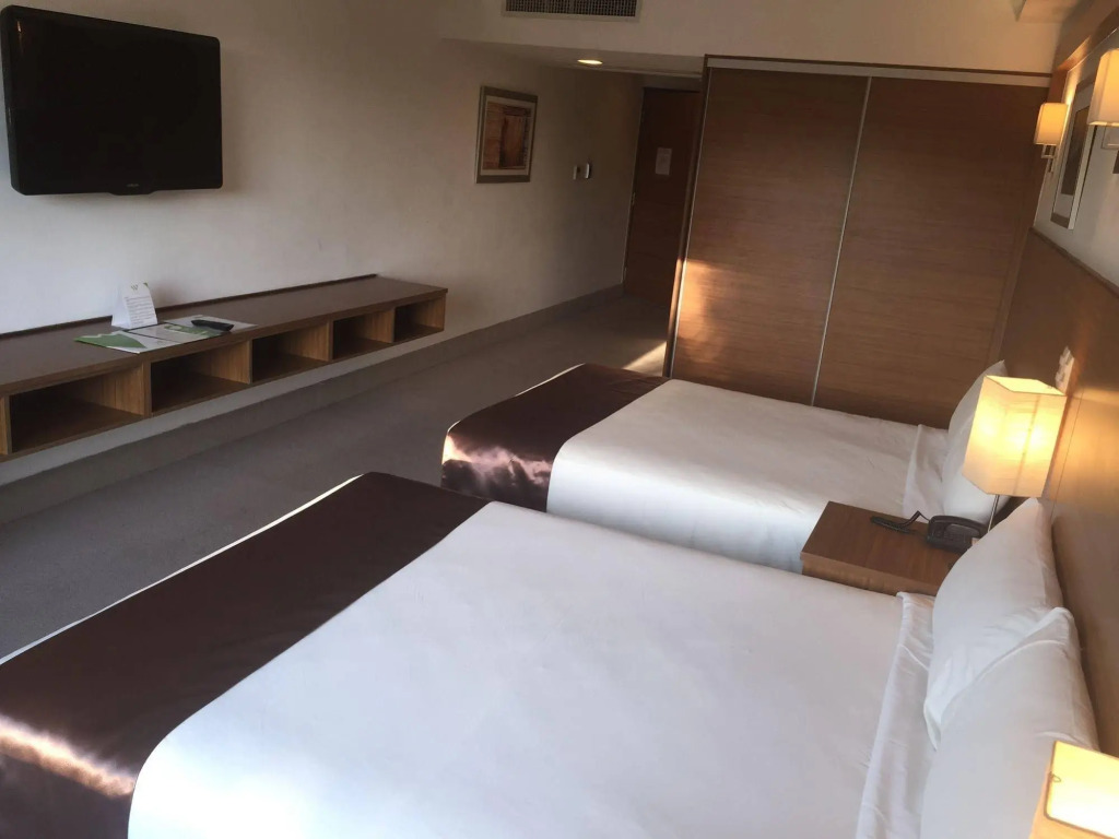 Weston Suites Hotel