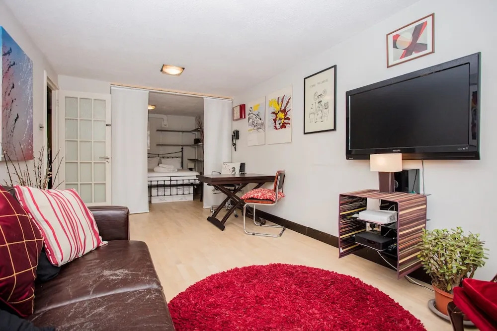 2 Bedroom Central London Apartment With Balcony