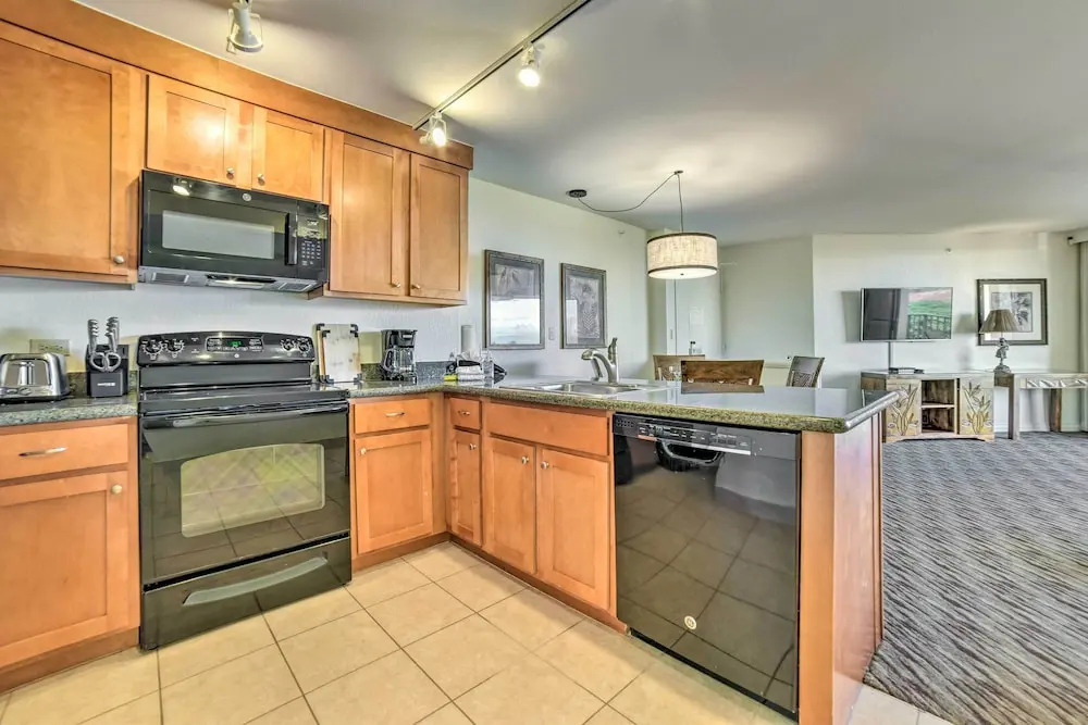 Cute Beachfront Condo w/ Lanai & Resort Pools