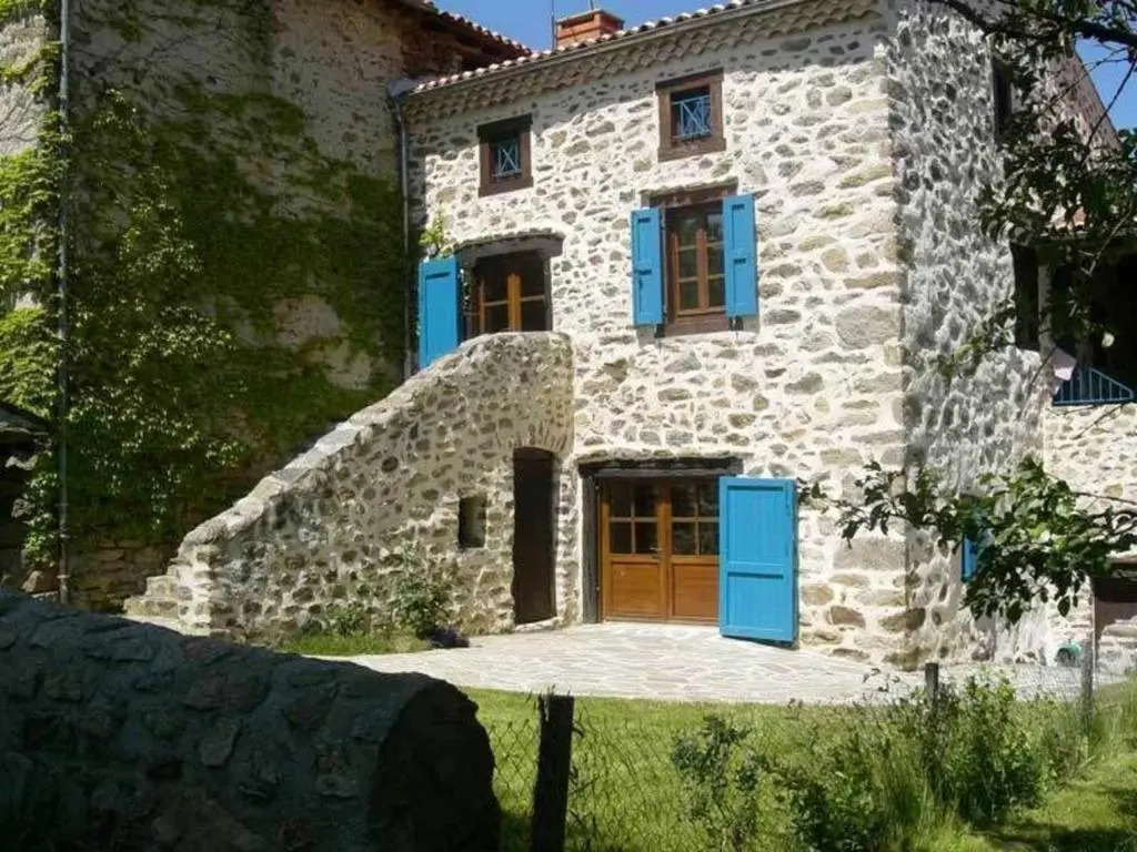 Maison de caractère avec terrasse à 300m de lAllier, idéale pour pêche, détente et activités familiales - FR-1-582-208