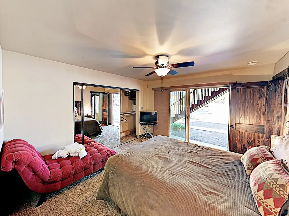 Eagle Point W/ Hot Tub - Steps To Lake! 5 Bedroom Cabin