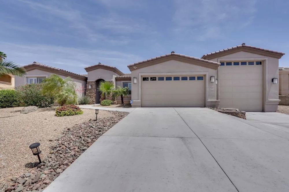 Home Theatre & Pool: Lake Havasu Retreat