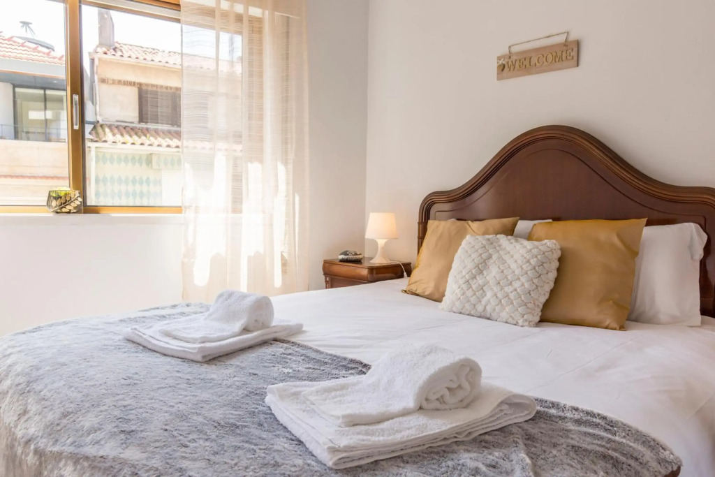 Metro Lapa House with sunny balcony and A/C