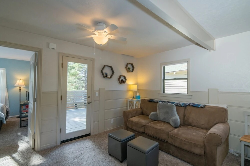 The Burrow - Charming, Cozy Cabin Close To The Lake And The Village! Fire Place! 1 Bedroom Home