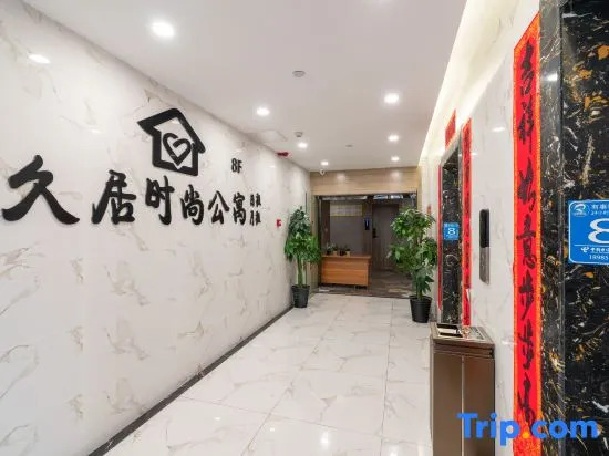 Live in A Fashionable Hotel